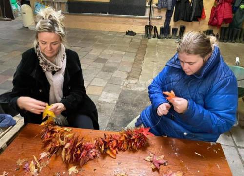 jouw-ster-dagbesteding-dieren-herfstslinger-maken